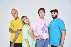 La banda La La Love You posando para una foto promocional