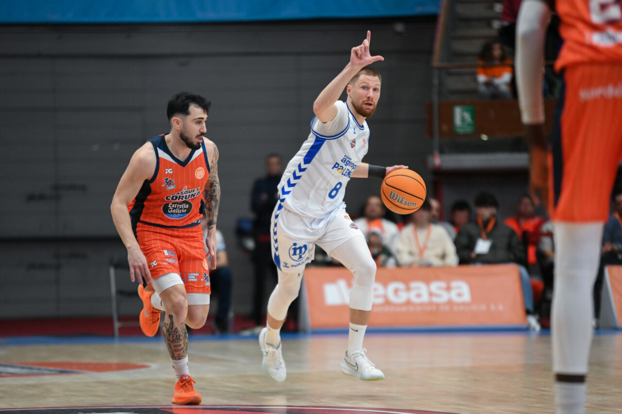 Jugadores de baloncesto en un partido entre Palencia y Coruña