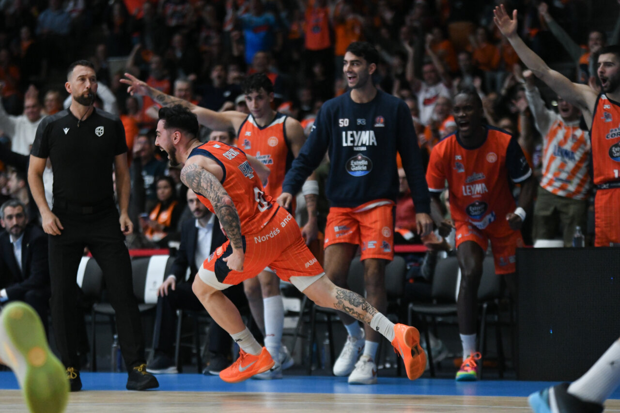 Jugadores del Leyma Coruña celebrando una jugada durante el partido