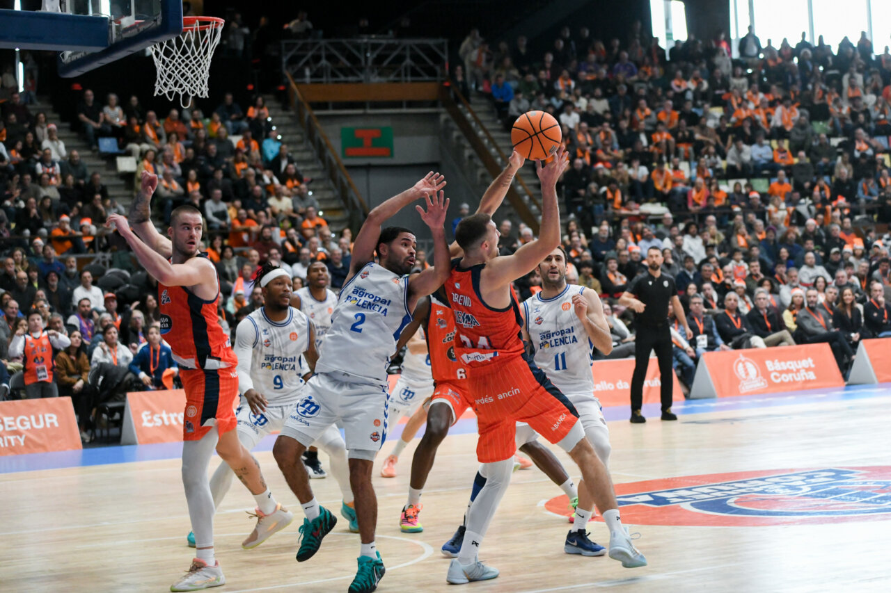 Jugadores en acción durante el partido entre Palencia y Coruña
