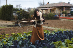 Mujer trabajando en una huerta sostenible en Cerrato Palentino
