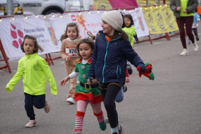 Niños corriendo en la San Silvestre mini en Palencia
