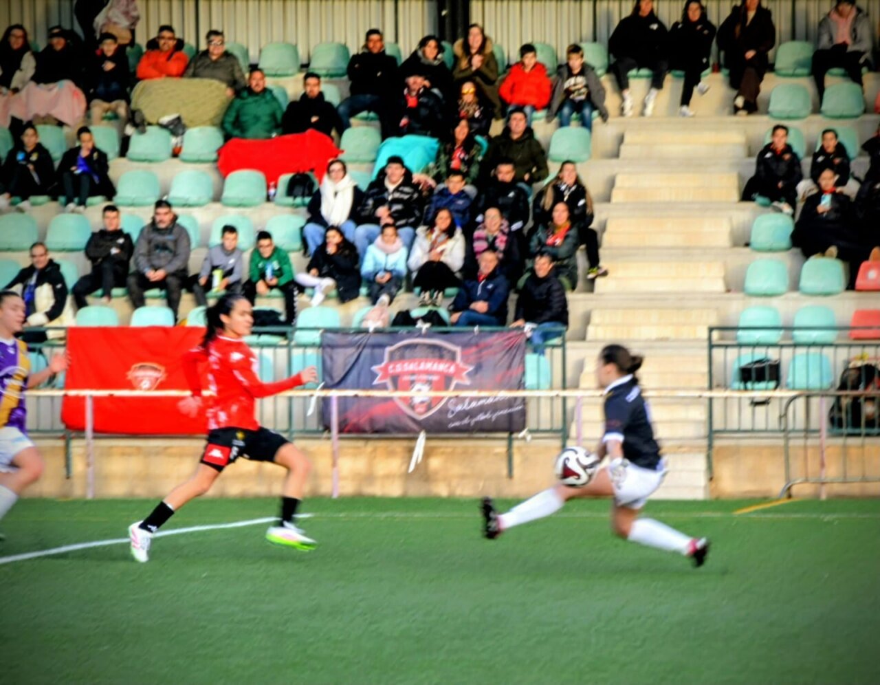 Jugadoras de fútbol en acción durante un partido entre Palencia y Salamanca.