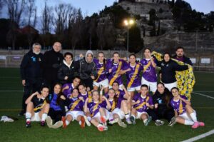 Jugadoras del Palencia Fútbol Femenino celebrando una victoria en el campo.