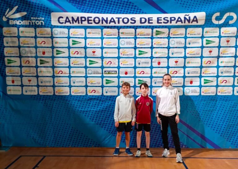 Tres jóvenes deportistas del Badminton Club Palencia en un campeonato