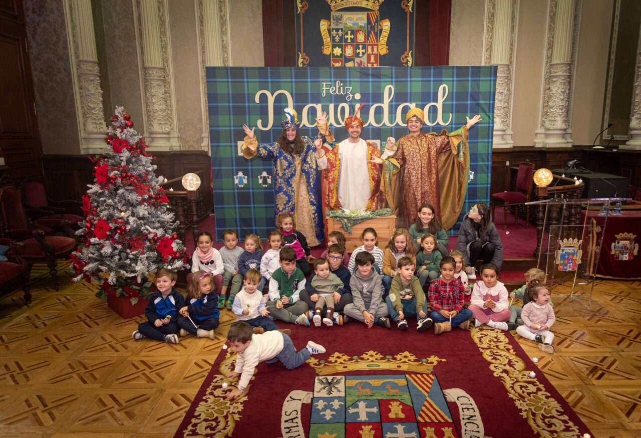 Niños y adultos celebrando la Navidad en la Diputación de Palencia