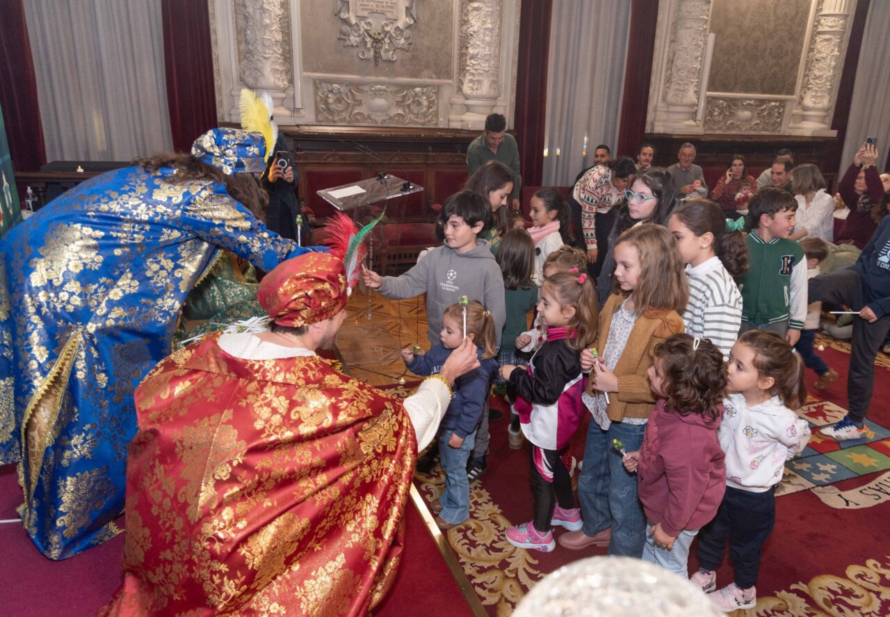 Niños interactuando con personajes navideños en un evento cultural