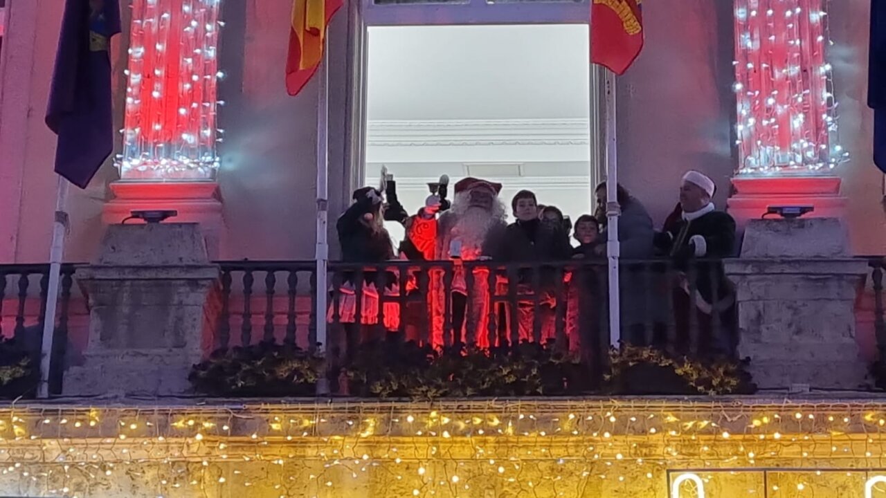 Papá Noel en el balcón del Ayuntamiento de Palencia durante la Cabalgaza