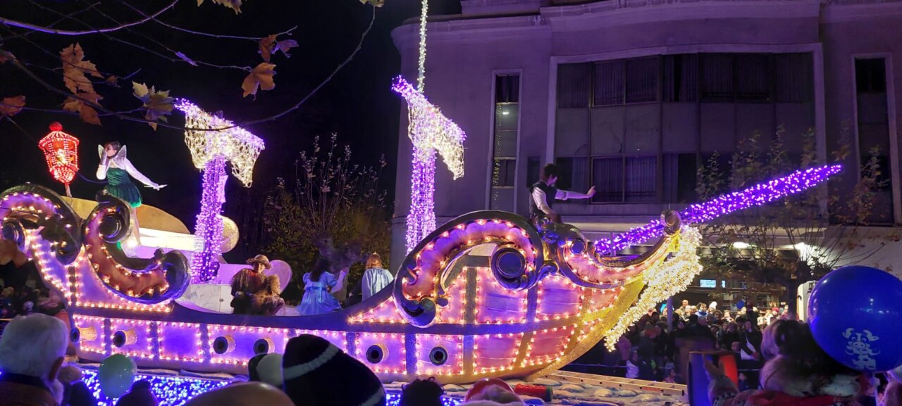 Desfile navideño con carroza iluminada y personajes de cuentos en Palencia.