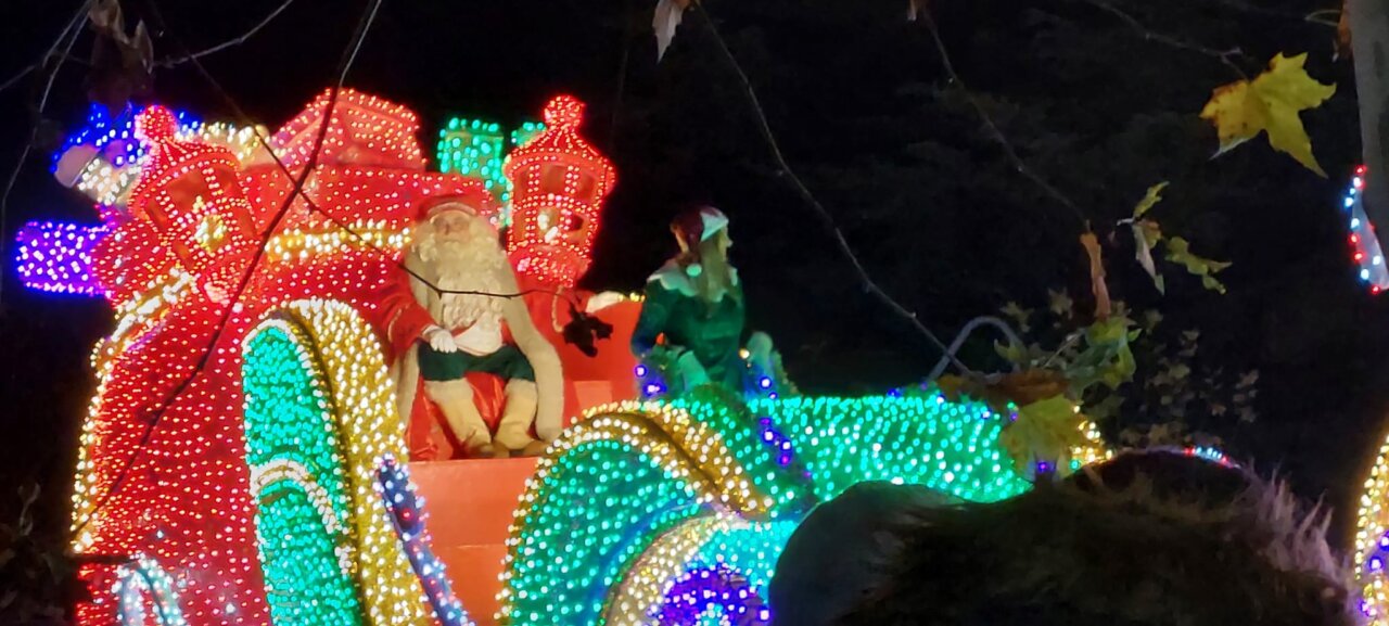 Desfile navideño con Papá Noel y luces brillantes en Palencia.