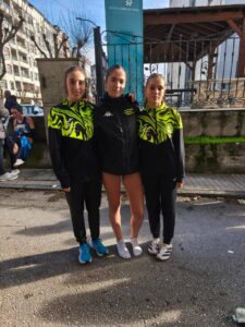 Tres atletas del Club Atletismo Puentecillas en un evento deportivo