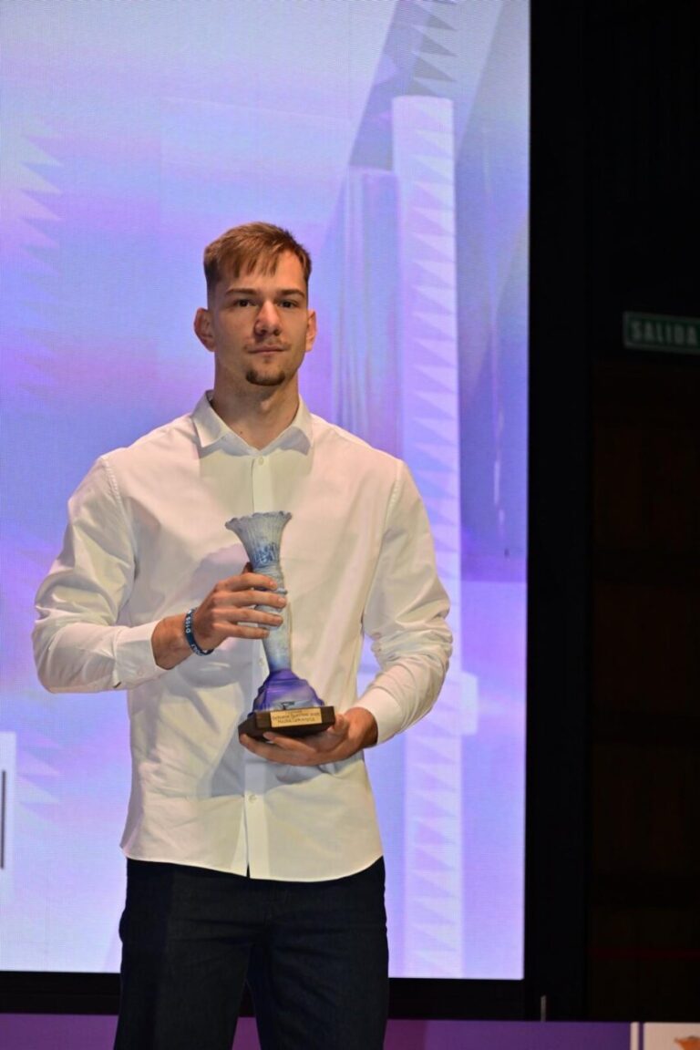 Álvaro Infante sosteniendo un trofeo en una gala de premios deportivos