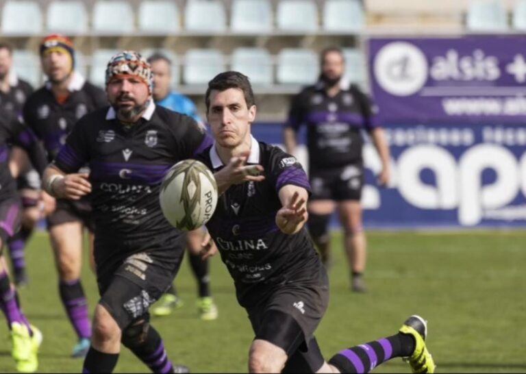 David Calvo lanzando un balón de rugby durante su último partido