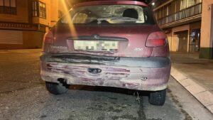Peugeot 206 dañado tras un accidente de tráfico en Palencia
