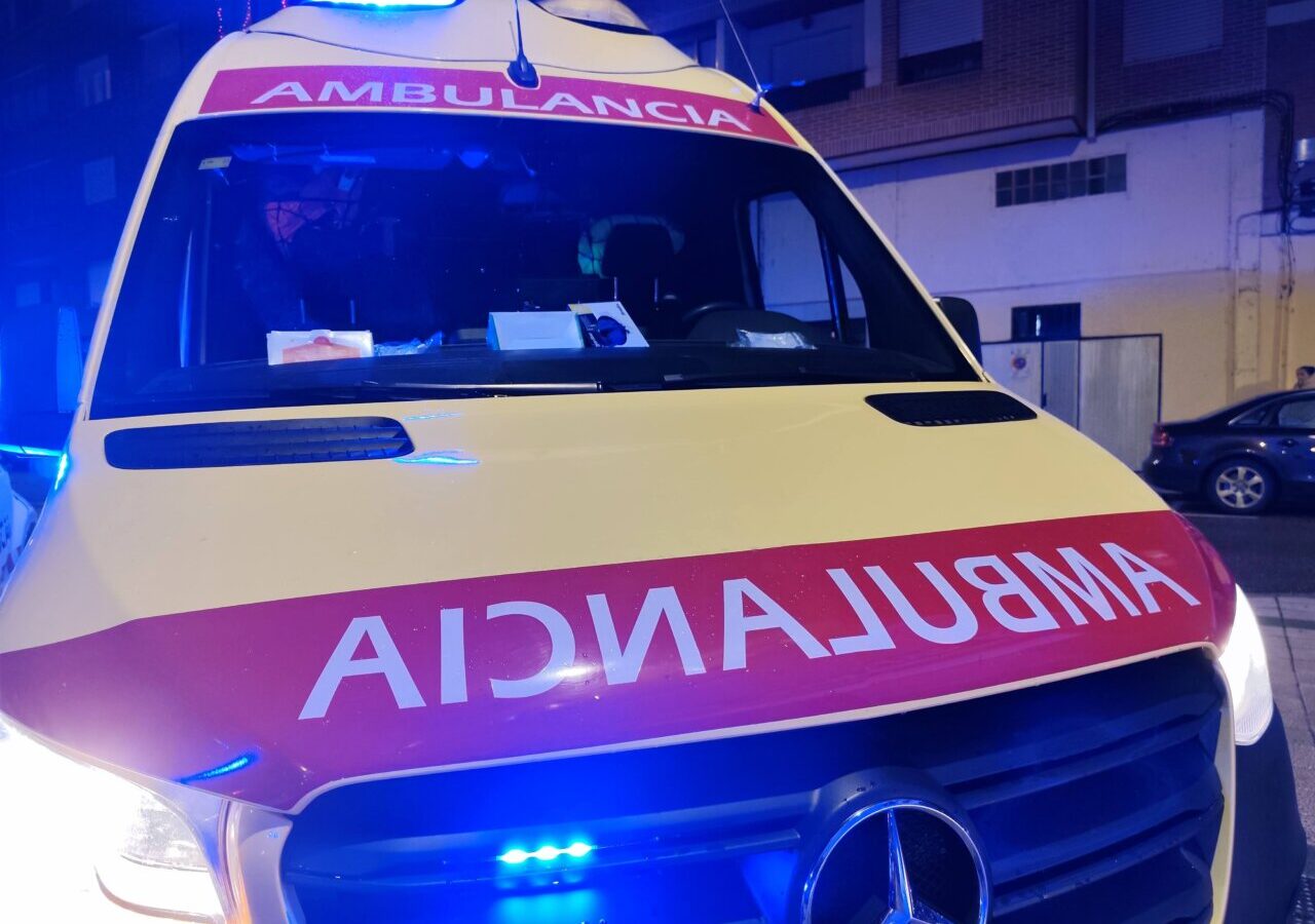 Ambulancia con luces encendidas en un accidente en Grijota