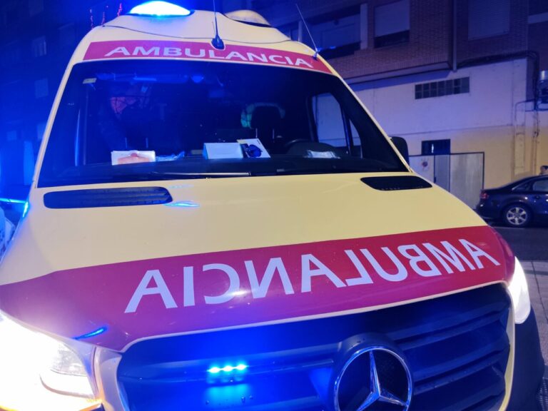 Ambulancia con luces encendidas en un accidente en Grijota