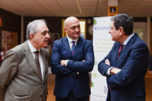 Tres personas conversando en un evento sobre innovación agroalimentaria