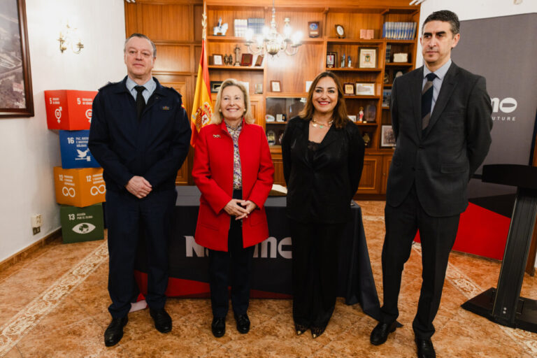 Representantes de Defensa y Nammo durante la firma del acuerdo en Palencia