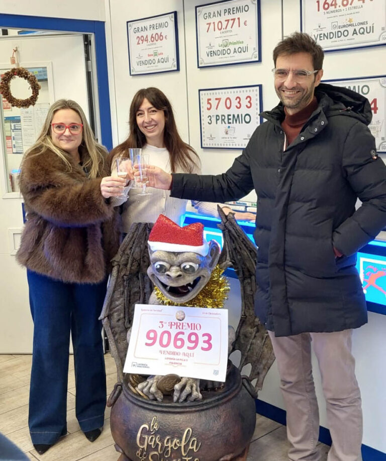 Celebración en la Administración de Loterías de Barrio y Mier tras ganar un tercer premio