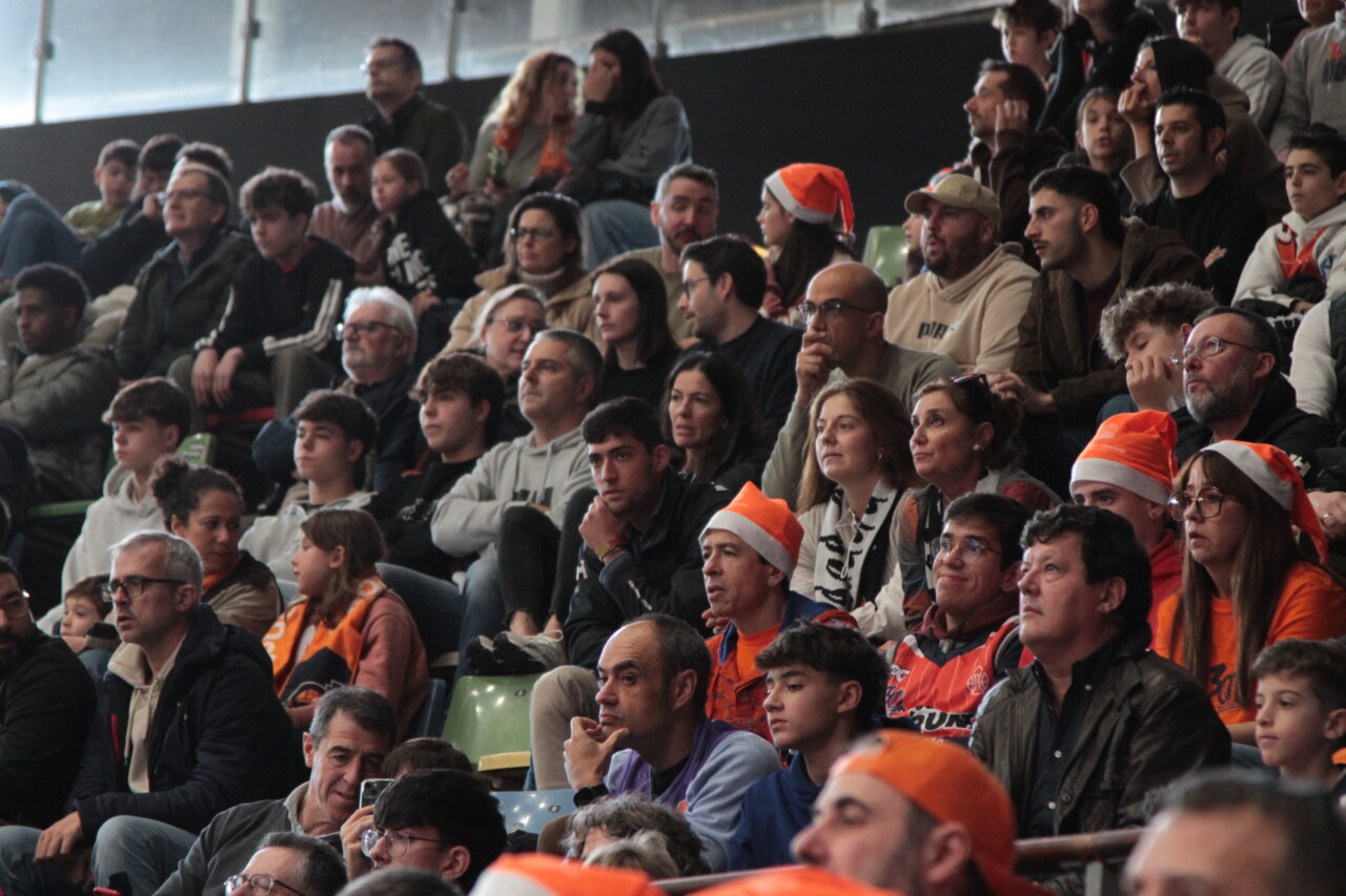 Aficionados del Súper Agropal Palencia en un partido de baloncesto