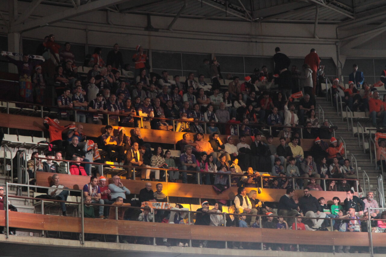 Aficionados del Súper Agropal Palencia en el estadio animando al equipo.