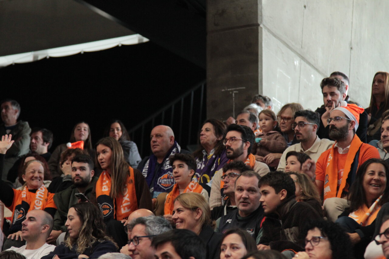 Aficionados del Súper Agropal Palencia animando en un partido de baloncesto.