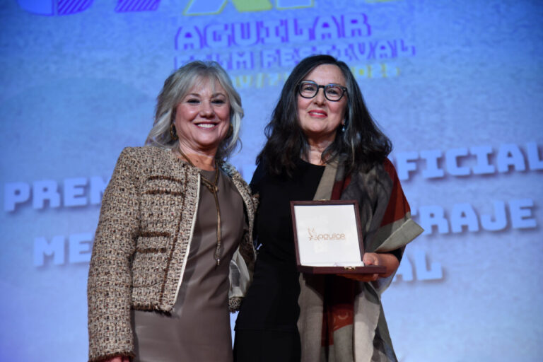 Dos mujeres en la gala de clausura del Aguilar Film Festival 2025