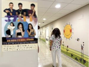 Cartel del Aguilar Film Festival en un hospital con decoración infantil