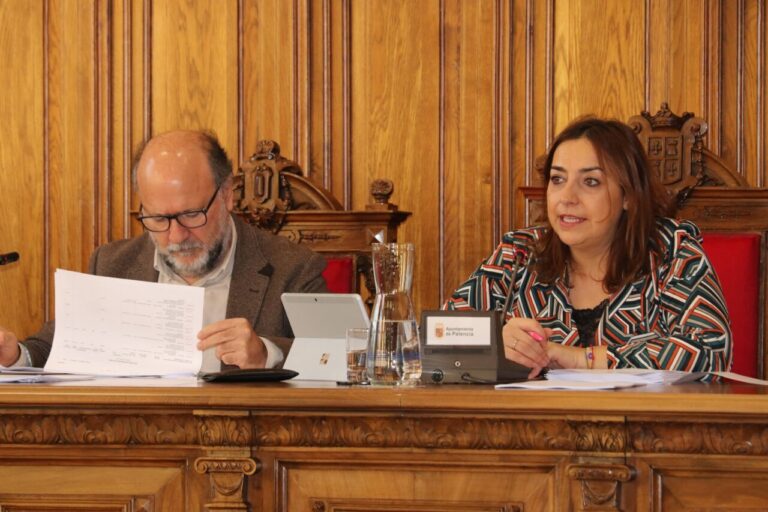 La alcaldesa de Palencia discutiendo sobre los presupuestos municipales