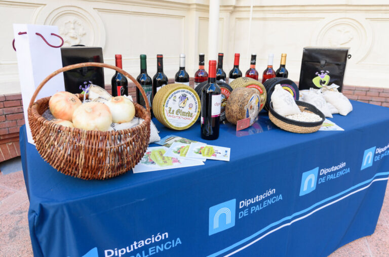 Mesa con productos de Alimentos de Palencia en la feria.
