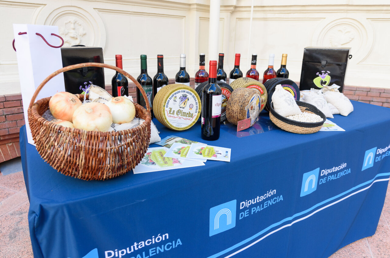 Mesa con productos de Alimentos de Palencia en la feria.