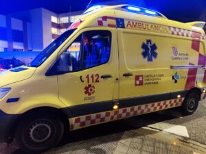Ambulancia de emergencias en Aguilar de Campoo con luces encendidas