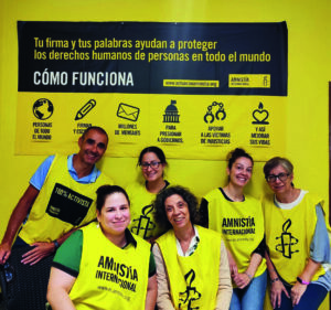 Grupo de activistas de Amnistía Internacional en una reunión