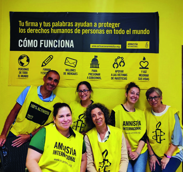 Grupo de activistas de Amnistía Internacional en una reunión