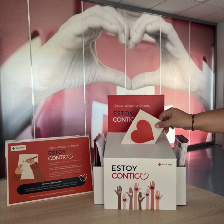 Persona depositando carta en buzón de campaña Estoy Contigo