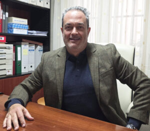 Antonio Landa, abogado y administrador de fincas en su oficina