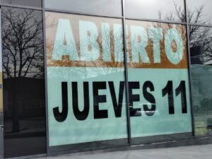 Cartel en la ventana anunciando la apertura del supermercado Lupa en Palencia.