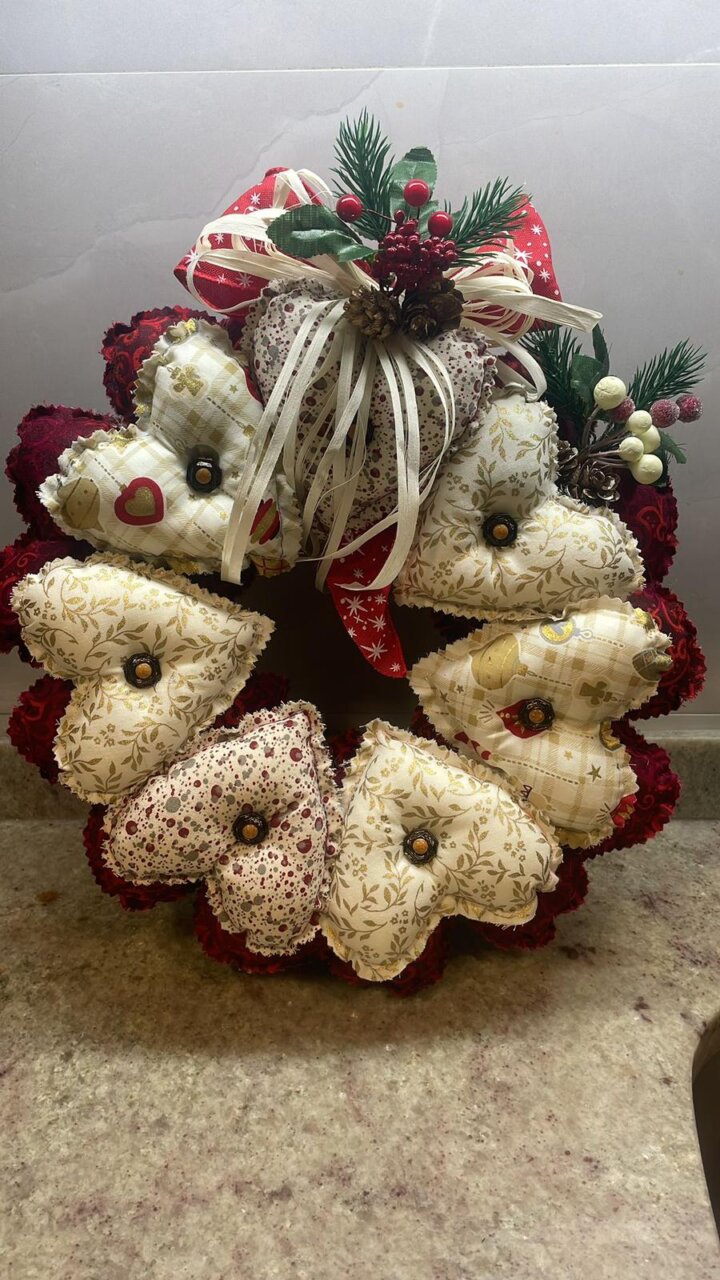 Árbol de Navidad de patchwork en Alba de Cerrato decorado con retazos de tela.