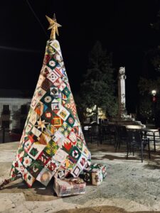 Árbol de Navidad de patchwork iluminado en Alba de Cerrato