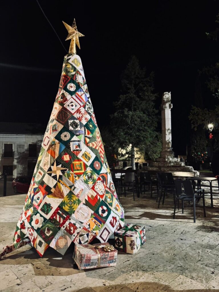 Árbol de Navidad de patchwork iluminado en Alba de Cerrato