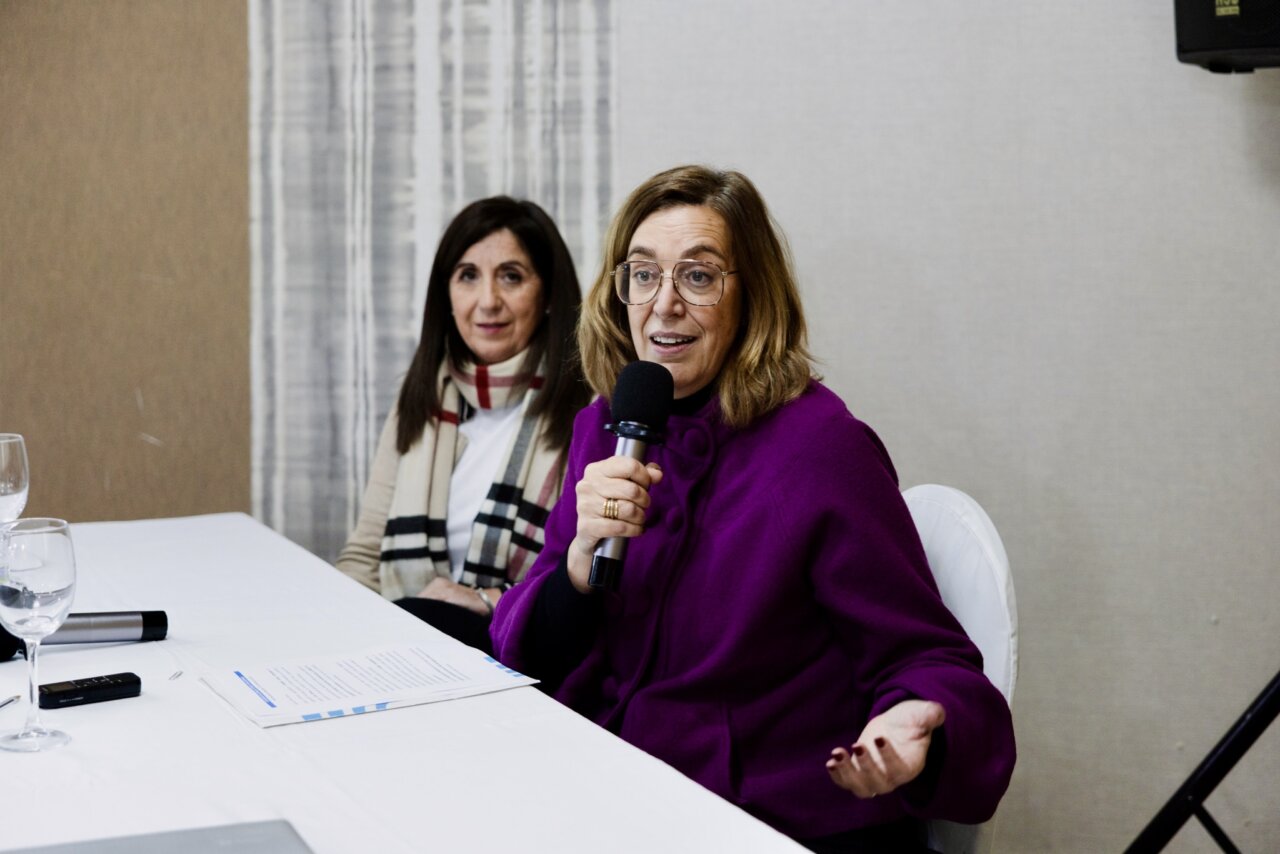 La presidenta de la Diputación habla sobre plásticos ganaderos en Palencia.