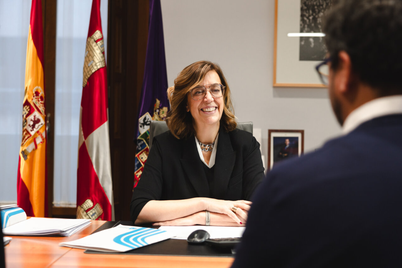 Ángeles Armisén sonríe durante una reunión en su despacho