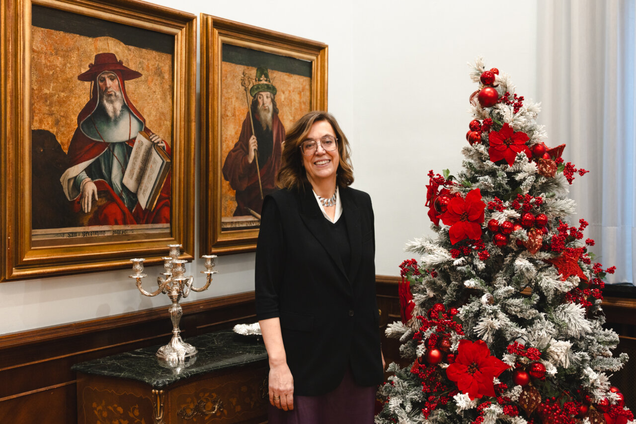 La presidenta provincial junto a un árbol de Navidad decorado