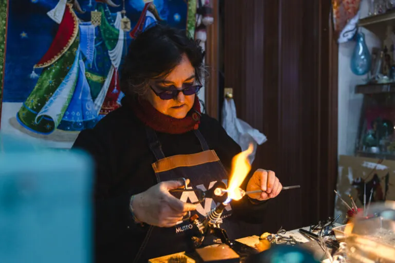 Ana Llavador trabajando el vidrio en su taller en Guardo