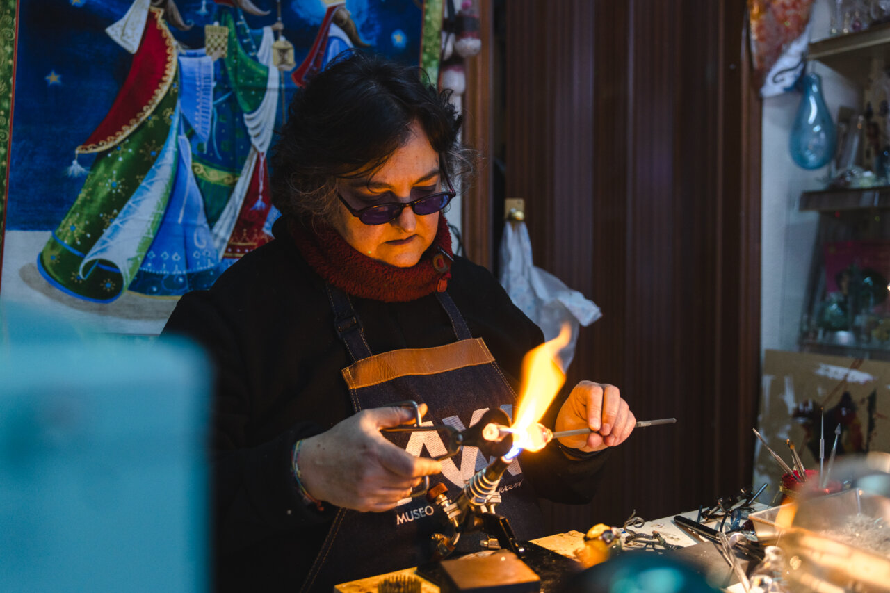 Ana Llavador trabajando el vidrio en su taller en Guardo