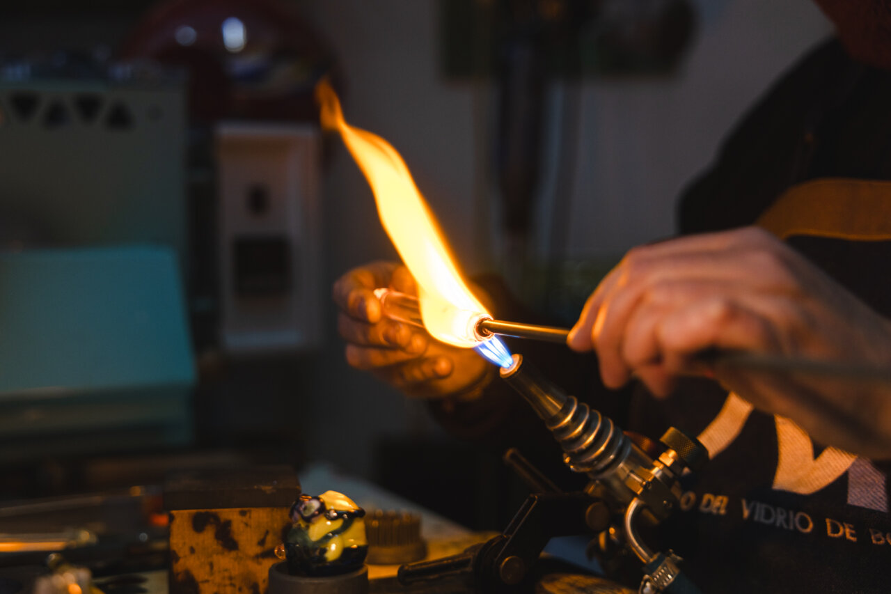 Artesana del vidrio trabajando con fuego en Guardo, Palencia.