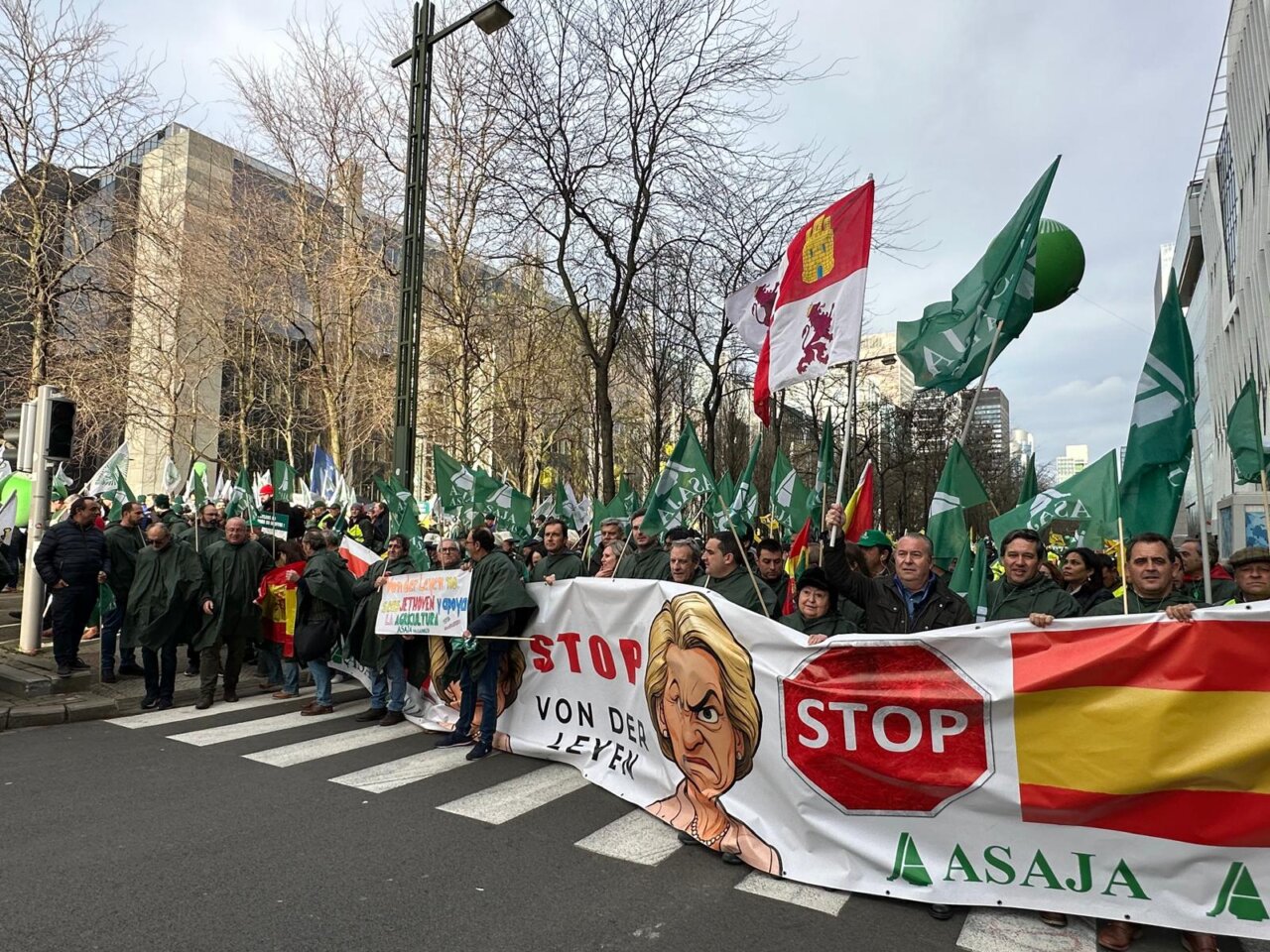 Manifestación de agricultores en Bruselas con pancartas y banderas