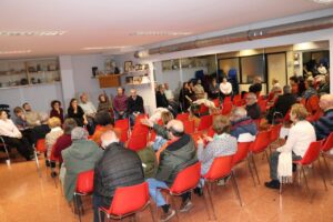 Asamblea de vecinos en la plaza Don Pelayo con la alcaldesa y concejales.