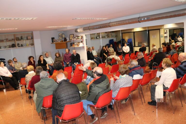 Asamblea de vecinos en la plaza Don Pelayo con la alcaldesa y concejales.