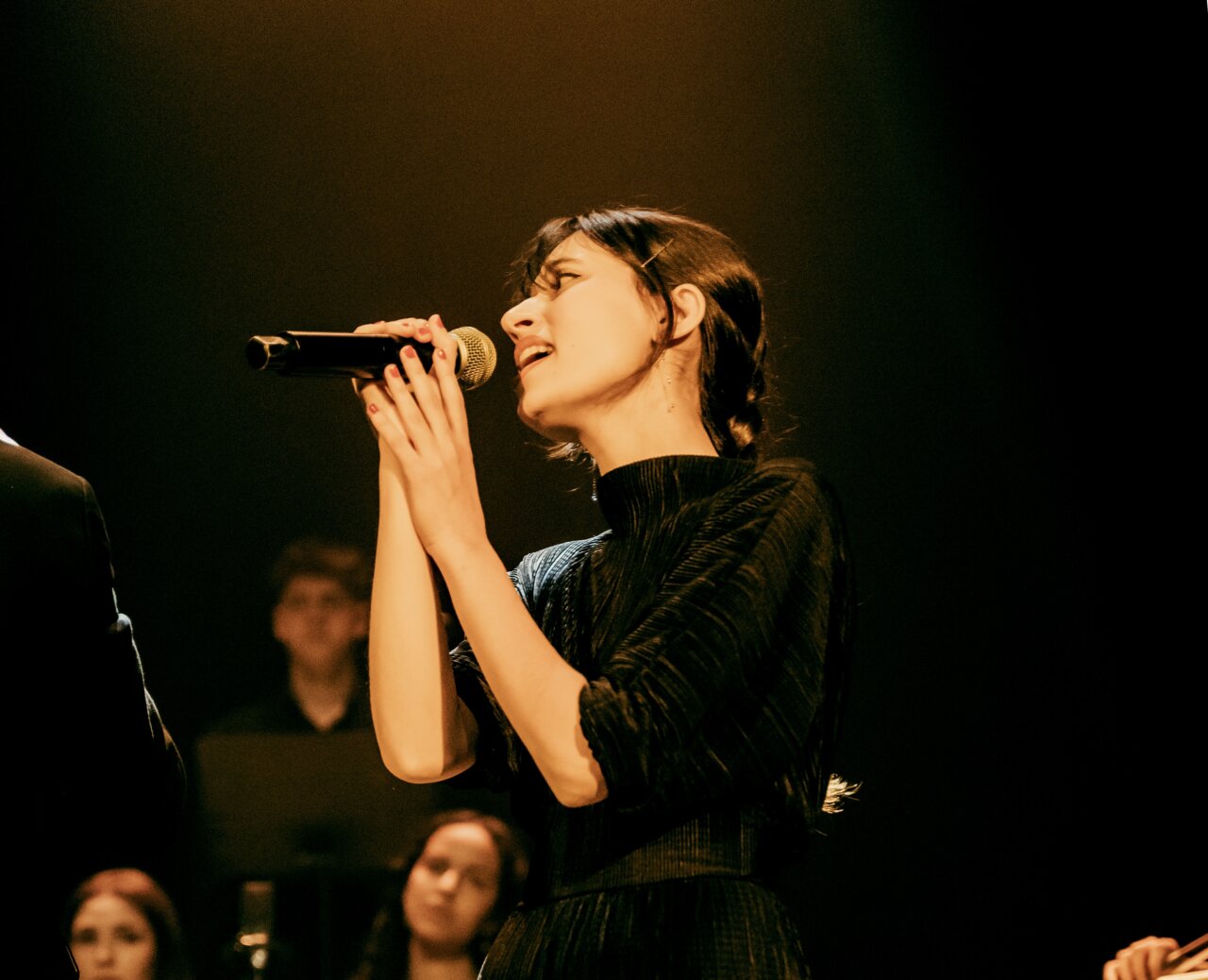 Cantante interpretando en el espectáculo Aurum de Sonora